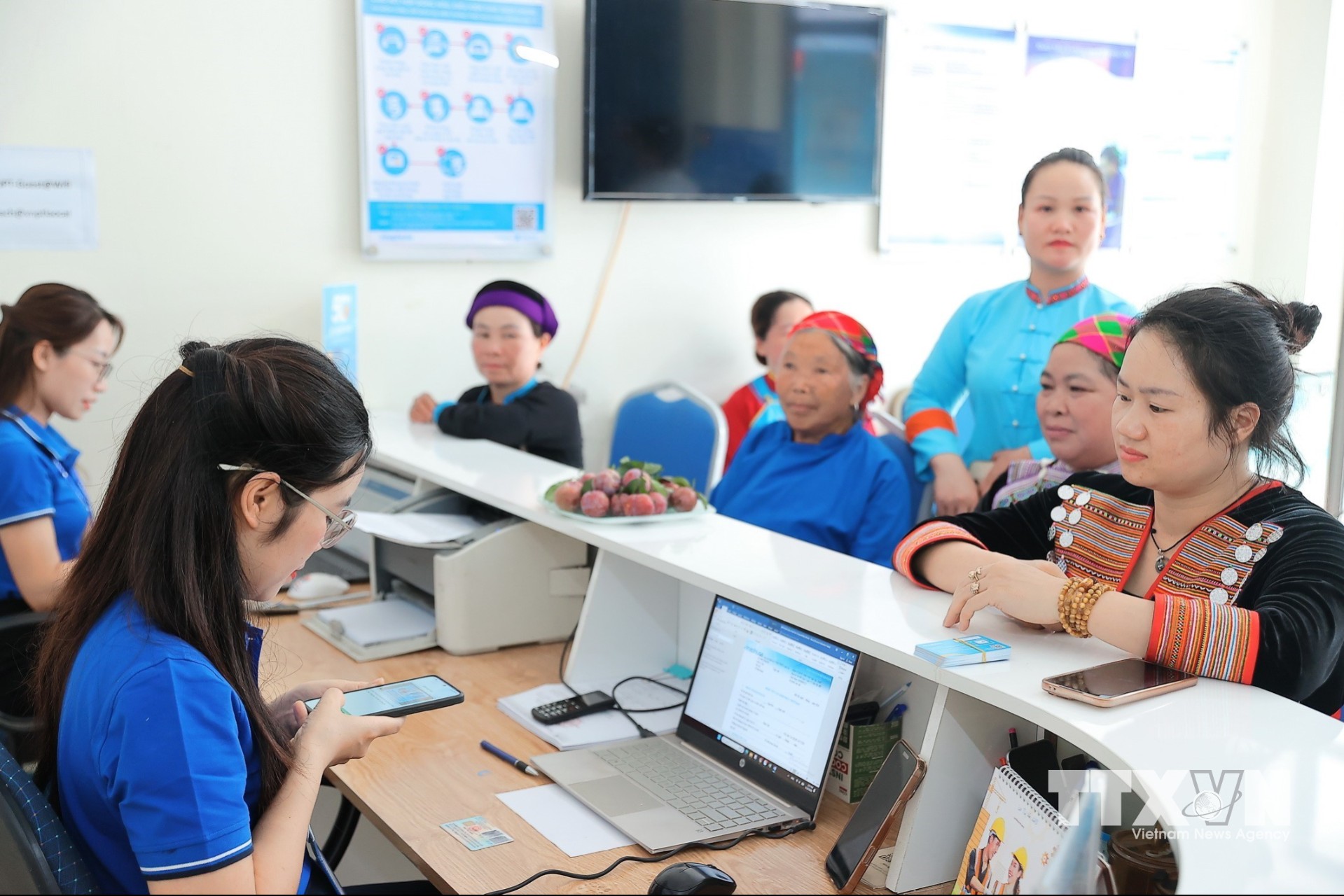 Nhân viên VNPT Lào Cai hướng dẫn xác thực sinh trắc học, chuẩn hóa thông tin thuê bao cho người dân tại điểm giao dịch Vinaphone xã Bắc Hà (Lào Cai). (Ảnh: Minh Quyết/TTXVN)